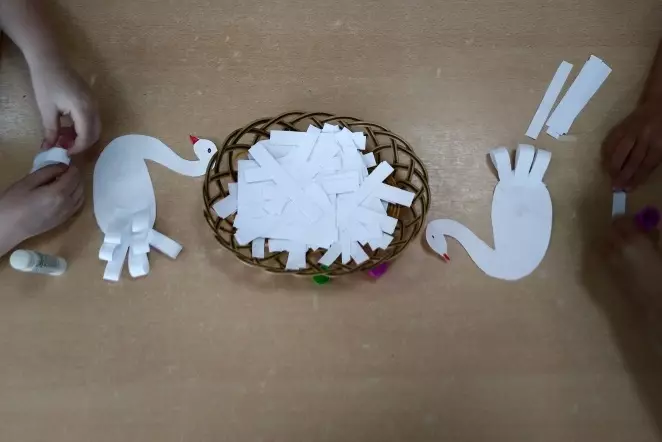 Appliques lapsille 6-7-vuotias: Yksinkertaiset käsityöt, jotka on valmistettu värillisistä paperipyyhkistä, mielenkiintoisia ideoita tytöille ja pojille. Vauva käsityöt tekevät sen itse 26417_16