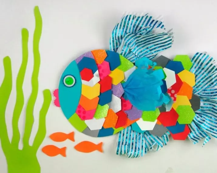 Apliques para niños de 6 a 7 años: manualidades simples hechas de pisada de papel de color, ideas interesantes para niñas y niños. Las artesanías de bebé lo hacen usted mismo 26417_2