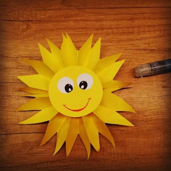 Applique“Sunny”：兒童彩色紙的超級輻射太陽。如何從其他材料中曬太陽？ 26418_5