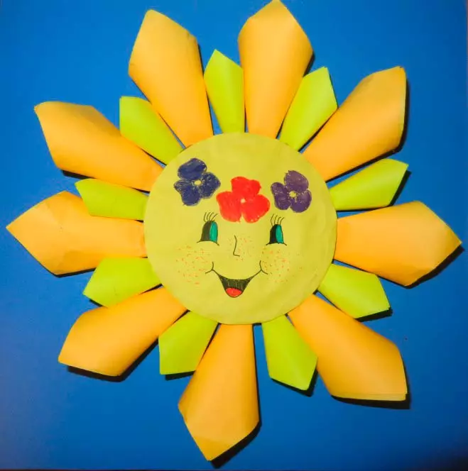 Аплікація «Сонечко»: об'ємне променисте сонце з кольорового паперу для дітей. Як зробити сонечко з інших матеріалів? 26418_6