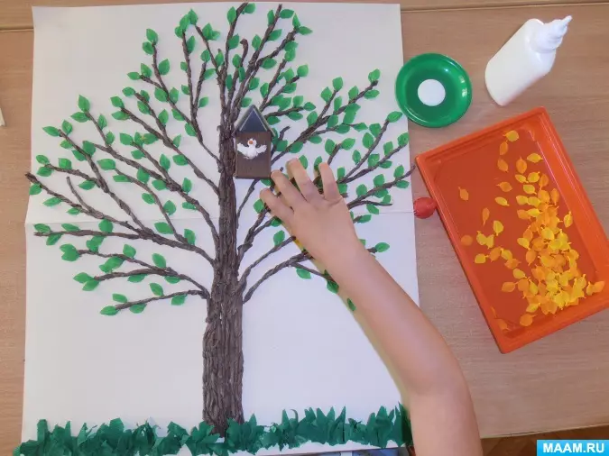Aplicacions de paper ondulat i cartró corrugat: flors a la mitra d'art per a nens, aplicacions de volum d'arbres de cartró corrugat amb les mans, altres idees 26425_12