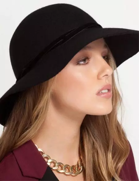 Црни шешир (66 фотографија): Шта да носите мале и велике моделе са пољима, рунди и са велом, како да изаберете под капутом 2642_33