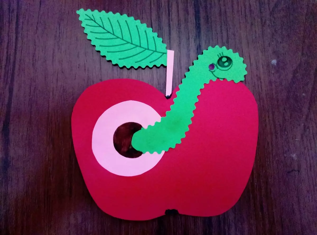 Apple Apprikce: okolité jablko s papierovým listom, jablká v košíku a doske, vydavateľské abňacie, veľké a malé jablká 26431_2