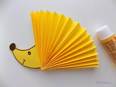 Appliques for children 3-4 years old: Colored paper rocket for kindergarten, simple crafts for kids, interesting light applications 26438_18