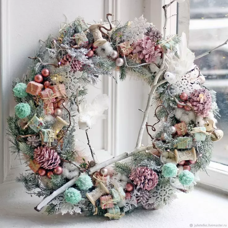 Wreaths Wreaths (Linepe tse 51): monyako le tafoleng. U ka e etsa joang ka bohato? Wreaths ho tloha tinkl le li-tubes, ka likerese le makala, likhetho tse ling 26448_22