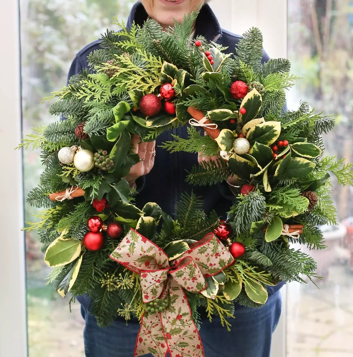 Wreaths Wreaths (Linepe tse 51): monyako le tafoleng. U ka e etsa joang ka bohato? Wreaths ho tloha tinkl le li-tubes, ka likerese le makala, likhetho tse ling 26448_4