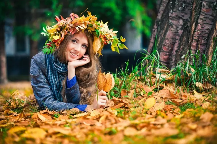 wreaths Autumn ing sirah (40 photos): pelek ing topik Autumn kanggo bocah-bocah wadon saka godhong lan felt. Carane nggawe karo tangan dhewe kanggo liburan? Ponggawa lan wreaths liyane 26449_2