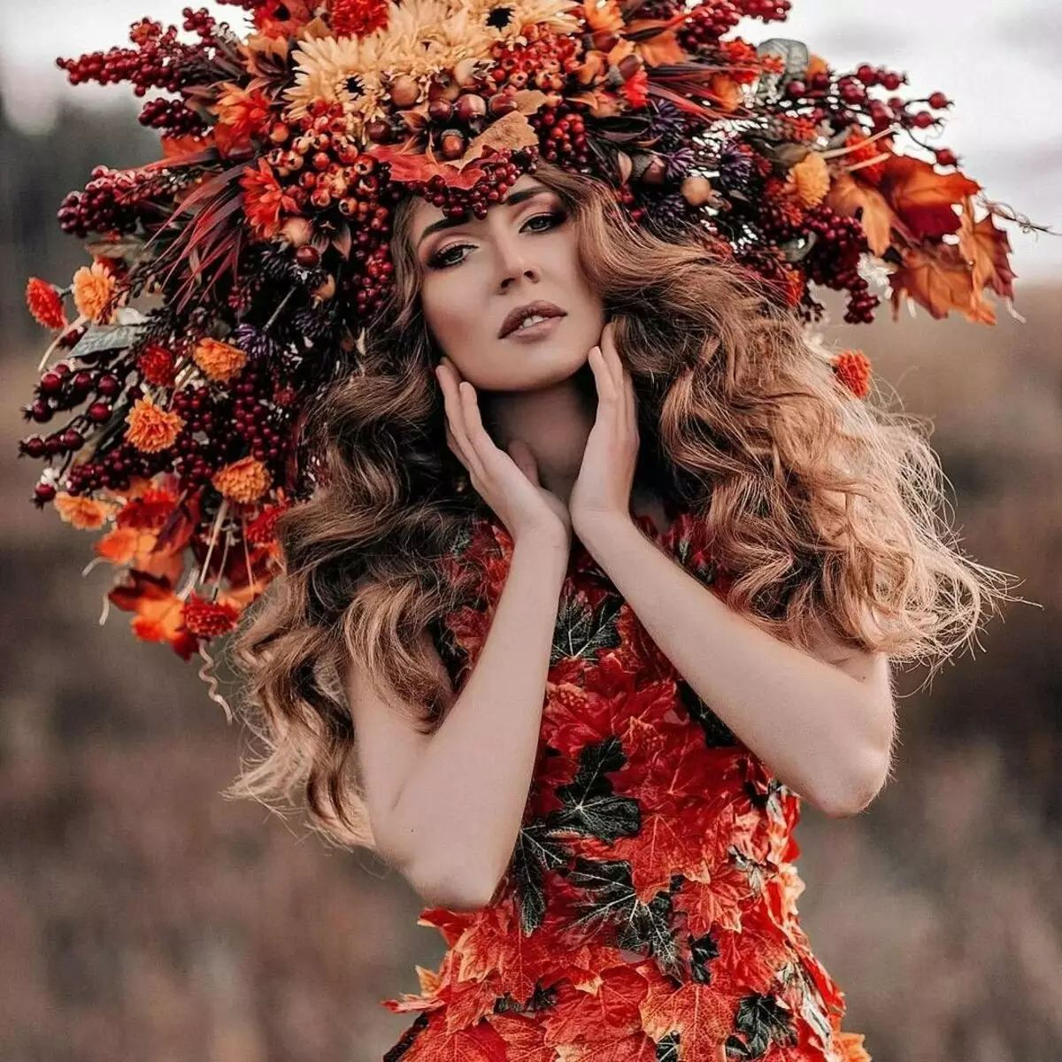 wreaths Autumn ing sirah (40 photos): pelek ing topik Autumn kanggo bocah-bocah wadon saka godhong lan felt. Carane nggawe karo tangan dhewe kanggo liburan? Ponggawa lan wreaths liyane 26449_3