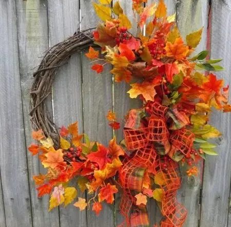 wreaths Autumn ing sirah (40 photos): pelek ing topik Autumn kanggo bocah-bocah wadon saka godhong lan felt. Carane nggawe karo tangan dhewe kanggo liburan? Ponggawa lan wreaths liyane 26449_38