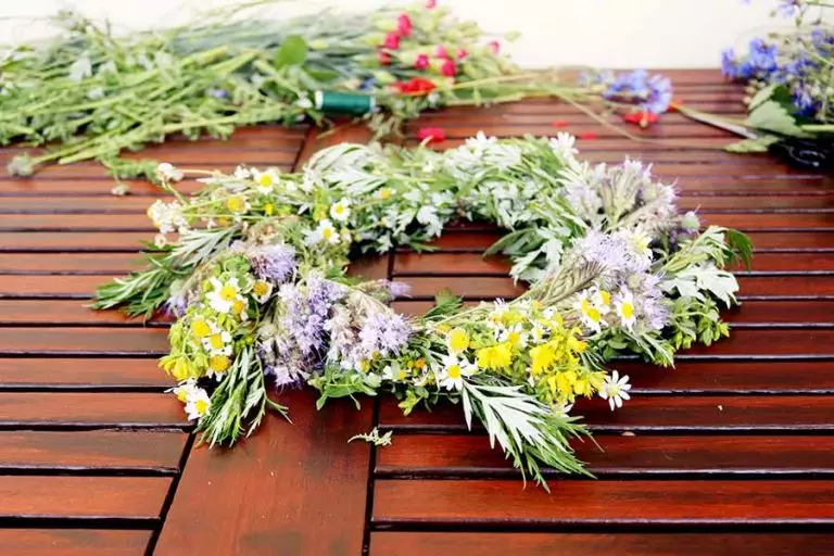 Wreath yemaruva: Kurumidza kumhanyisa pamusoro pekurarama kaisies uye maruva? Maruva emaruva kubva pamakona uye mamwe mashanga esango nemaoko avo. Wreaths yepepa 26450_15