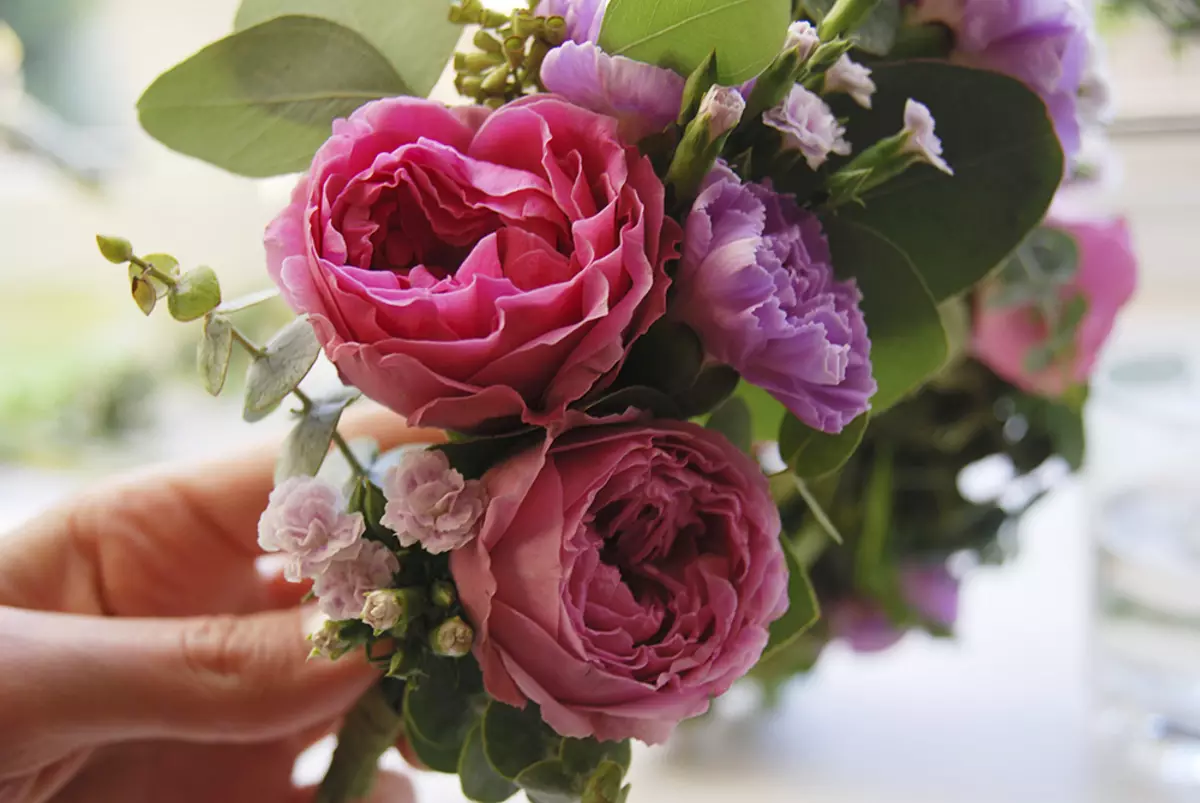 پھولوں کی چادر: زندہ دادیوں اور گلاب کے سر پر کیسے جلدی کریں؟ پھولوں کے پھولوں اور دیگر جنگلی پھولوں سے پھولوں کی چادریں ان کے اپنے ہاتھوں سے. کاغذ کی چادریں 26450_21