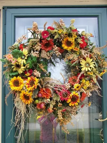 Coronas de flores secas: en la cabeza y la puerta, otoño y otras coronas. ¿Cómo hacerlos con tus propias manos en una clase magistral? Coronas en el interior 26452_21
