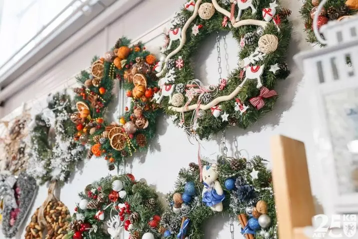 Wreaths per derî: Bihar ji Hydrangea, Zivistanê û Summer Wreath. Meriv çawa wan bi destên xwe re çêbikin û li ser deriyê hesinî yê bê goşt bimînin? 26458_25