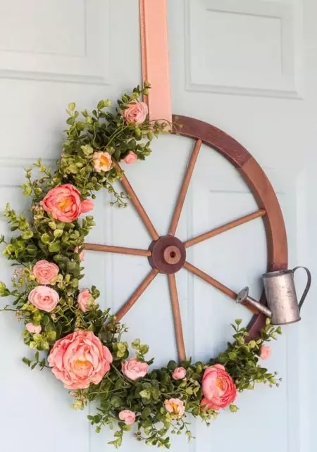 Wreaths ຕໍ່ປະຕູ: ພາກຮຽນ spring ຈາກ hydrankera, ລະດູຫນາວແລະ wreaths ໃນລະດູຮ້ອນ. ວິທີເຮັດໃຫ້ພວກເຂົາມີມືຂອງທ່ານເອງແລະວາງສາຍໃສ່ປະຕູເຂົ້າທີ່ບໍ່ມີເລັບໂດຍບໍ່ມີເລັບ? 26458_26