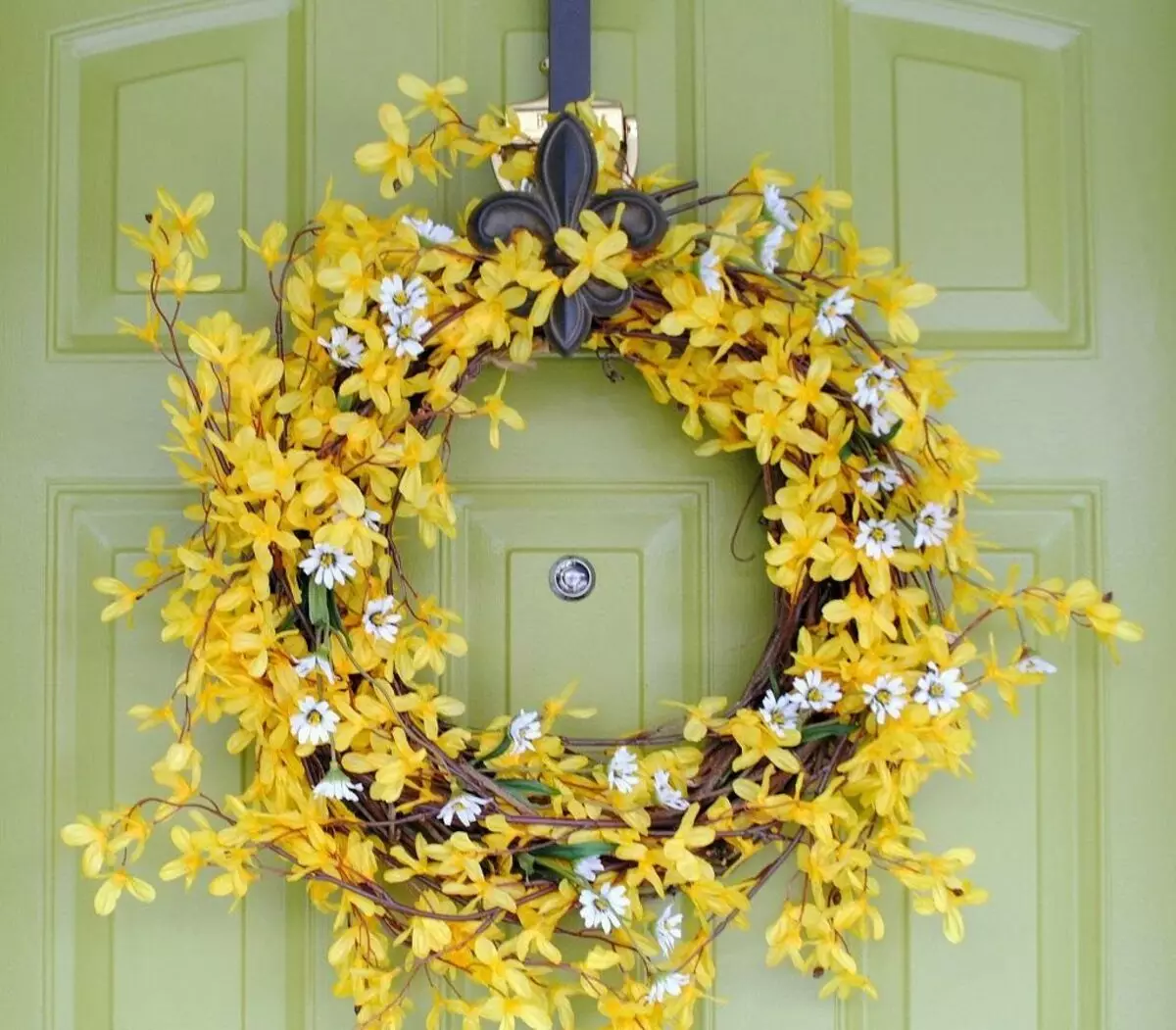 Wreaths ຕໍ່ປະຕູ: ພາກຮຽນ spring ຈາກ hydrankera, ລະດູຫນາວແລະ wreaths ໃນລະດູຮ້ອນ. ວິທີເຮັດໃຫ້ພວກເຂົາມີມືຂອງທ່ານເອງແລະວາງສາຍໃສ່ປະຕູເຂົ້າທີ່ບໍ່ມີເລັບໂດຍບໍ່ມີເລັບ? 26458_8