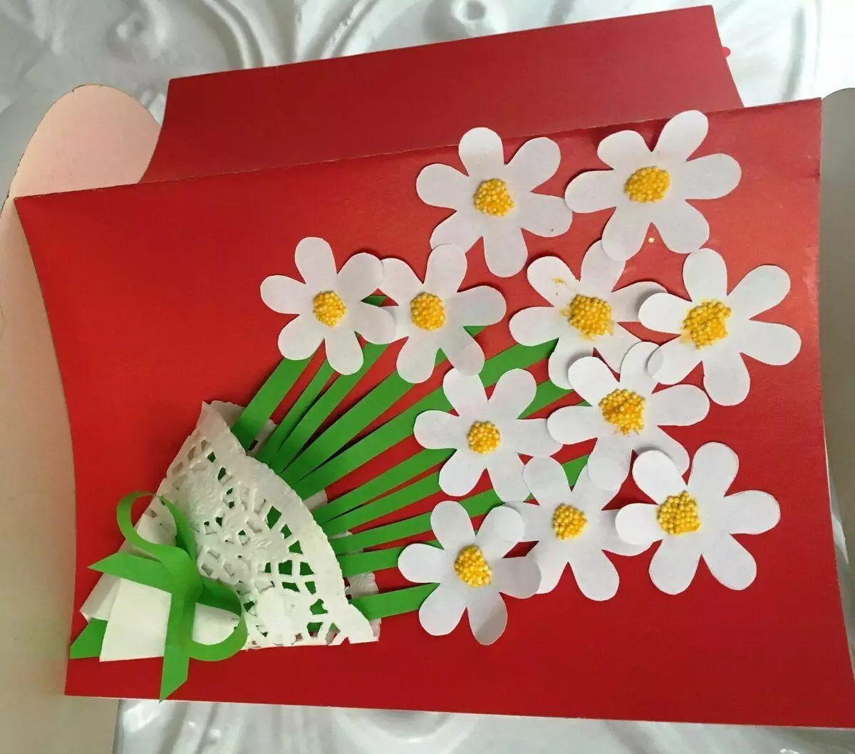 کاغذ سے پوسٹ کارڈ آپ کے اپنے ہاتھوں سے: چھتری کے ساتھ سالگرہ کا کارڈ کیسے بنانا ہے؟ نالے ہوئے کاغذ، ایک دل اور دوسروں کے ساتھ کارڈ 26462_3