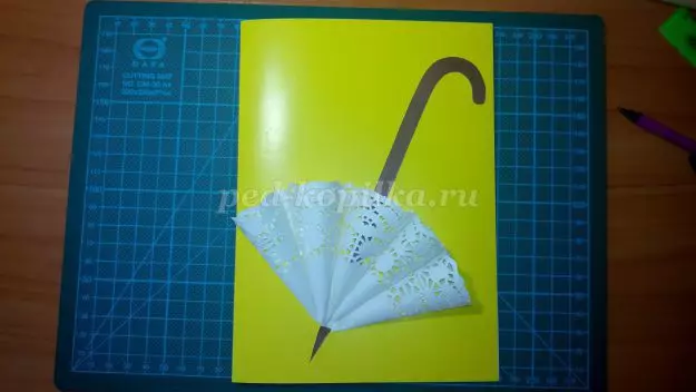 Cartées postais de papel com suas próprias mãos: Como fazer um cartão de aniversário com um guarda-chuva? Papel corrugado, cartões com um coração e outros 26462_34