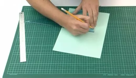 Kartu pos dari kertas dengan tangan Anda sendiri: Cara membuat kartu ulang tahun dengan payung? Kertas bergelombang, kartu dengan hati dan lainnya 26462_4