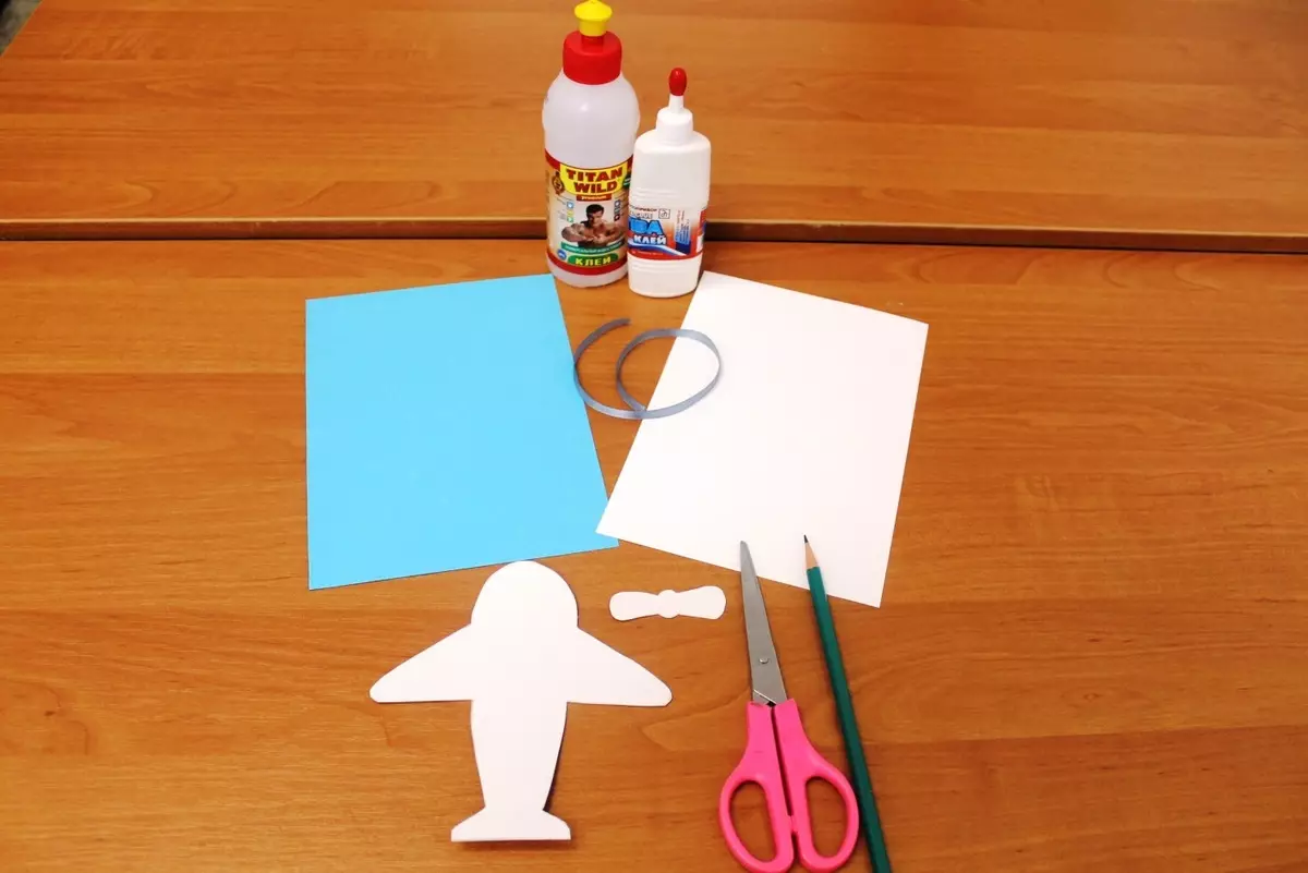 کاغذ سے پوسٹ کارڈ آپ کے اپنے ہاتھوں سے: چھتری کے ساتھ سالگرہ کا کارڈ کیسے بنانا ہے؟ نالے ہوئے کاغذ، ایک دل اور دوسروں کے ساتھ کارڈ 26462_59