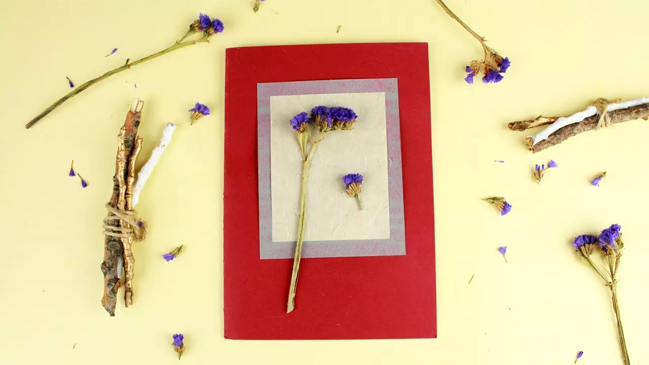 Postal con tus propias manos (54 fotos): ¿Cómo hacer hermosas tarjetas de felicitación caseras para el día de la madre y otras vacaciones? Opciones simples y originales. 26467_20