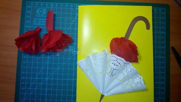 Пощенски картички с цветя с ръцете си: как да се правят цветя от цветна хартия във вътрешността на картичката? Crafts с обемни цветя и се сушат комплекти 26479_12
