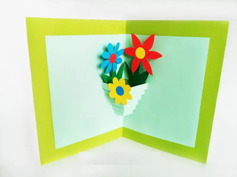 Képeslapok virágokkal a saját kezével: Hogyan készítsünk virágokat a színes papírról a képeslap belsejében? Kézművesek térfogatú virágokkal és szárított készletekkel 26479_18