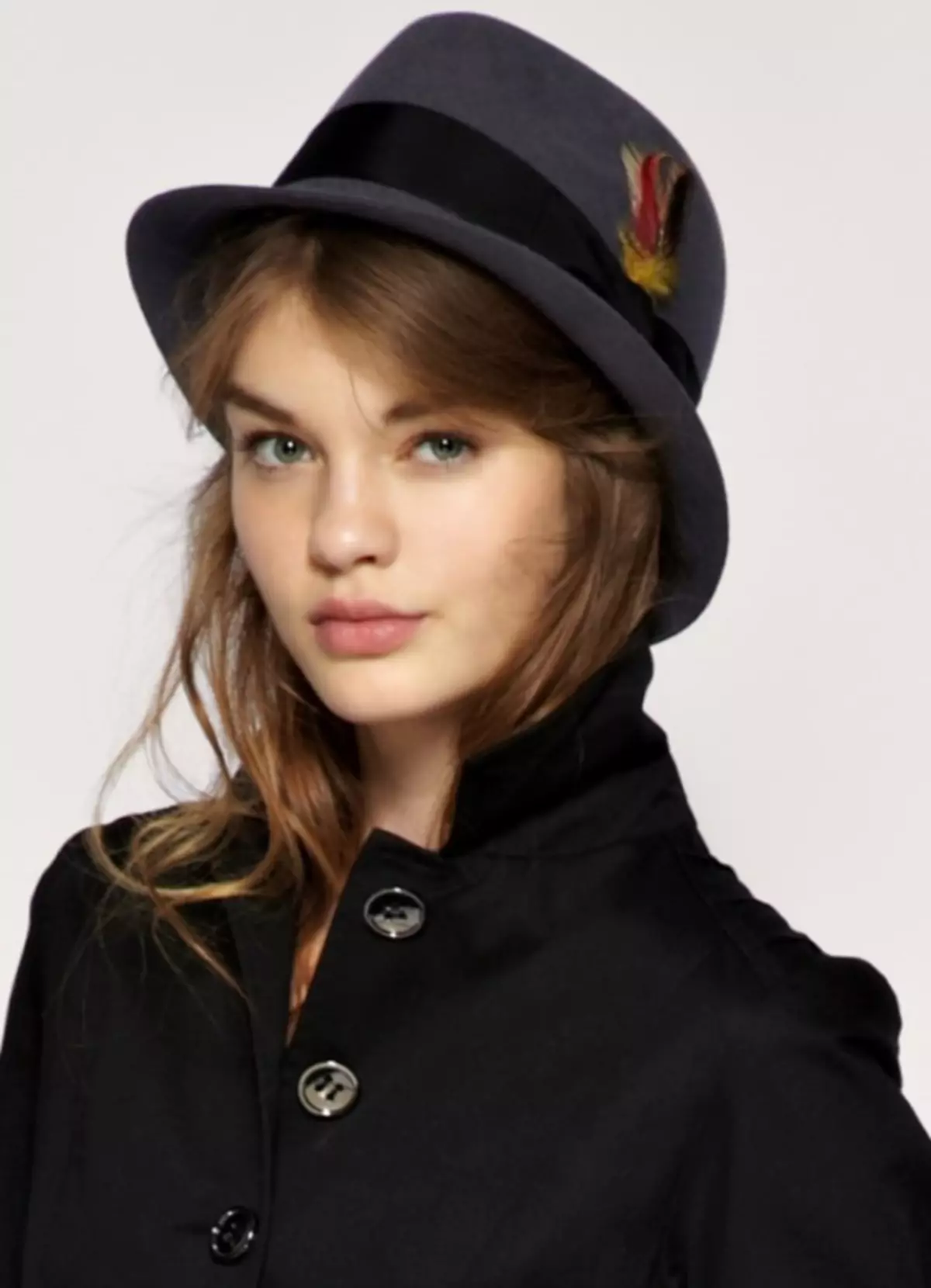 Fedor's Hat (58 foto's): wat om de stijlvolle modellen van vrouwen te dragen en aan wie ze passen 2647_15