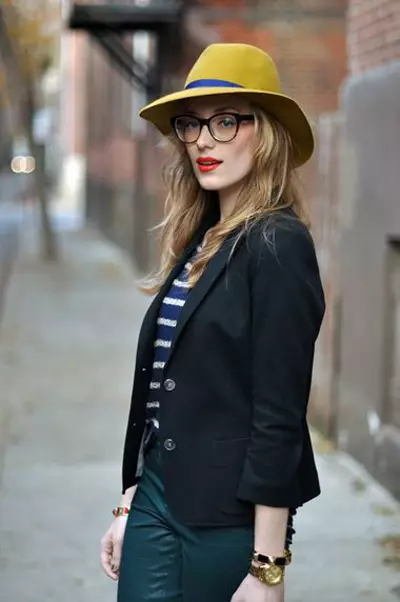 Fedor's Hat (58 foto's): wat om de stijlvolle modellen van vrouwen te dragen en aan wie ze passen 2647_47