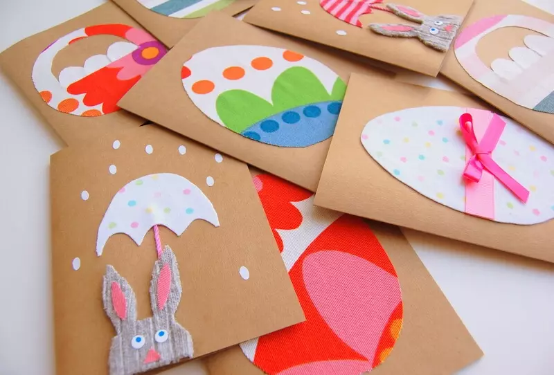 Postales de papel y cartón con tus propias manos: ¿Cómo hacerlas de los niños de papel de colores? Hermosas postales hechas de cartón corrugado blanco. ¿Qué otras postales se pueden hacer? 26483_8