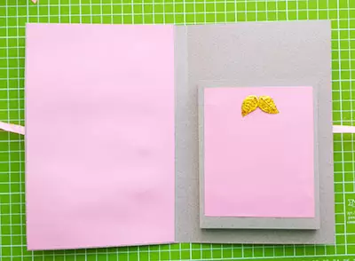 Kartolinë në Ditën e Mësuesit me duart tuaja (69 foto): Si të bëni karta të bukura dhe të lehta përshëndetëse nga letrat dhe materialet e tjera? 26487_50