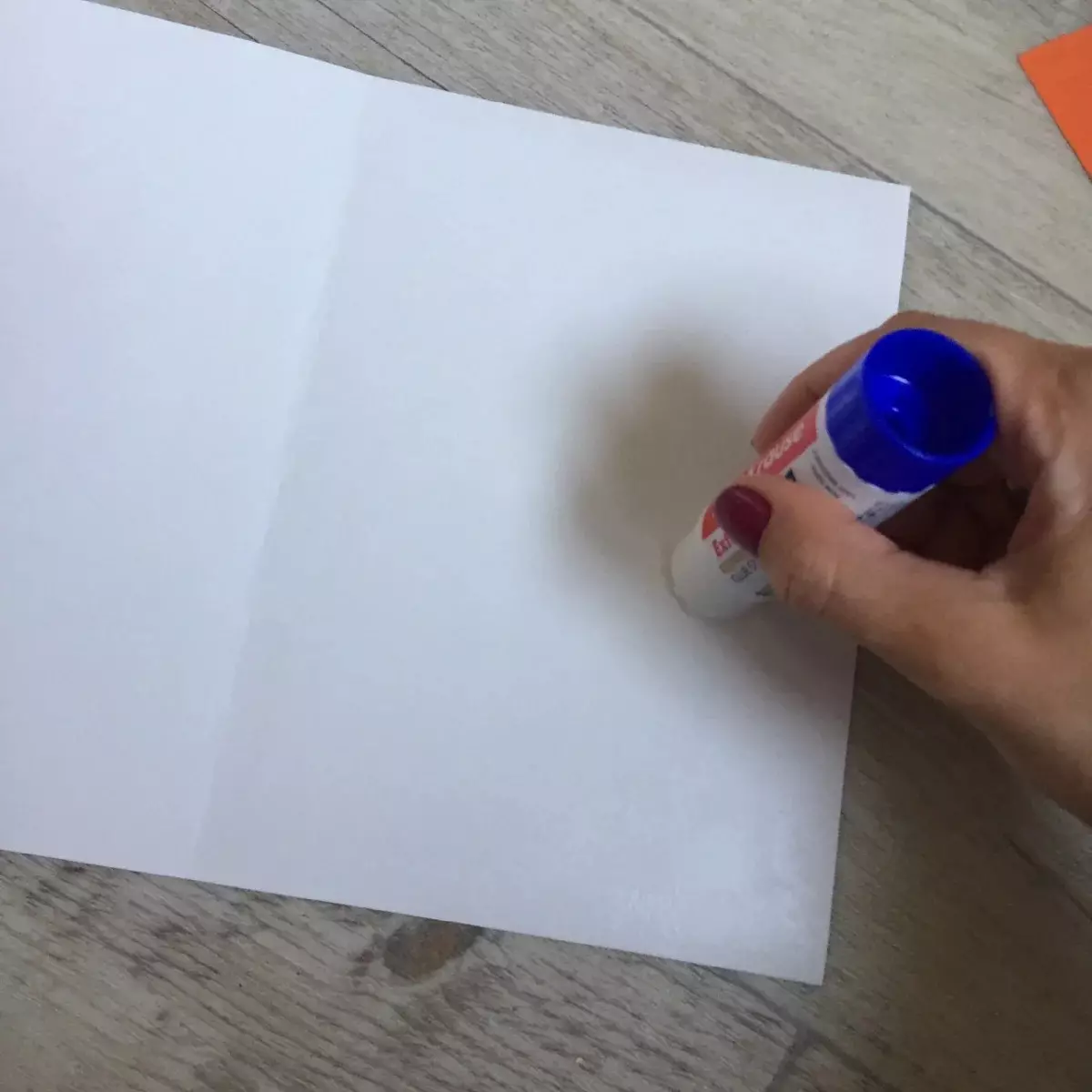 کارت پستال به روز معلم با دستان خود (69 عکس): چگونه کارت های زیبا و نور را از کاغذ و سایر مواد ارسال کنید؟ 26487_53