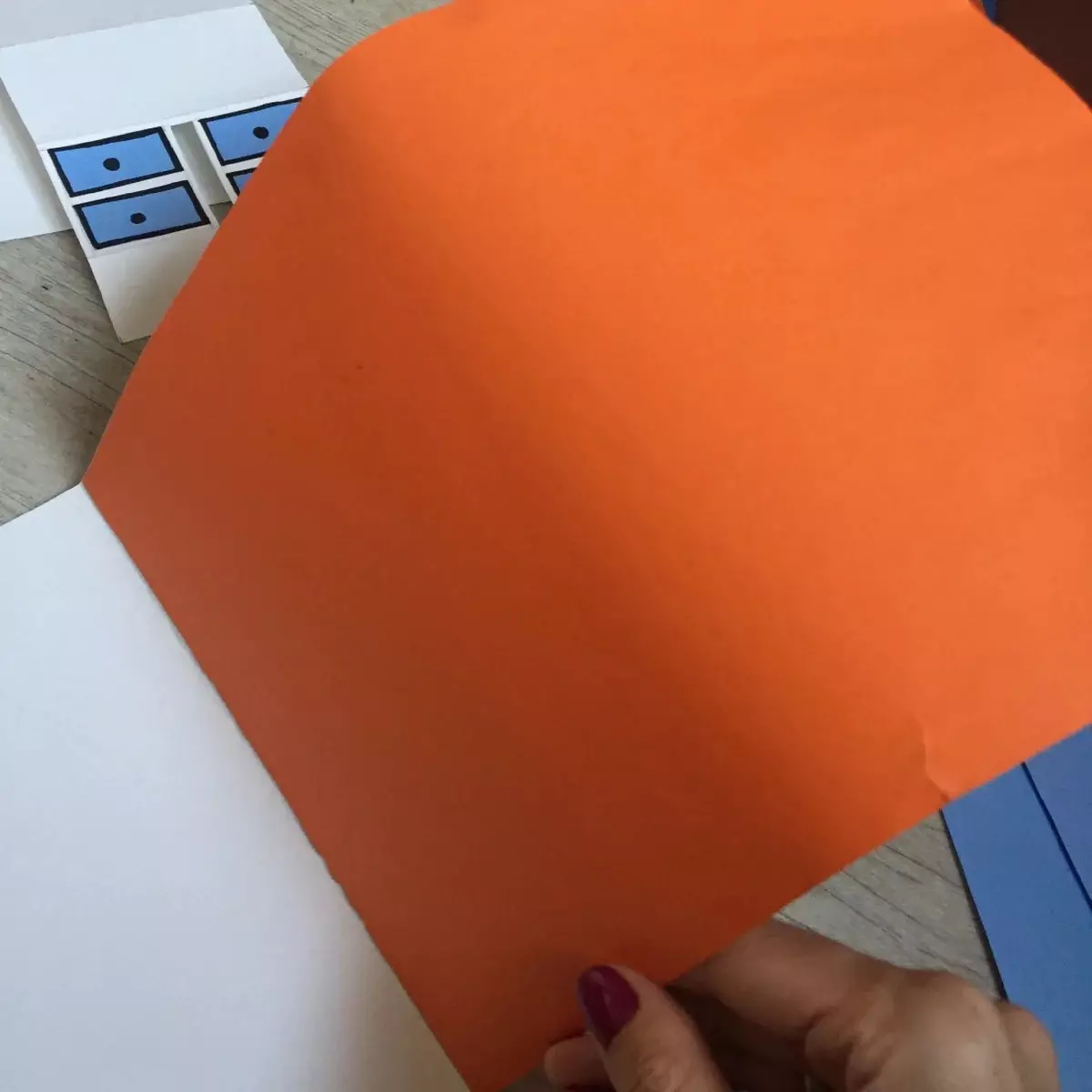 Poskaart aan die Onderwysersdag met jou eie hande (69 foto's): Hoe om pragtige en ligte groetekaartjies uit papier en ander materiale te maak? 26487_54