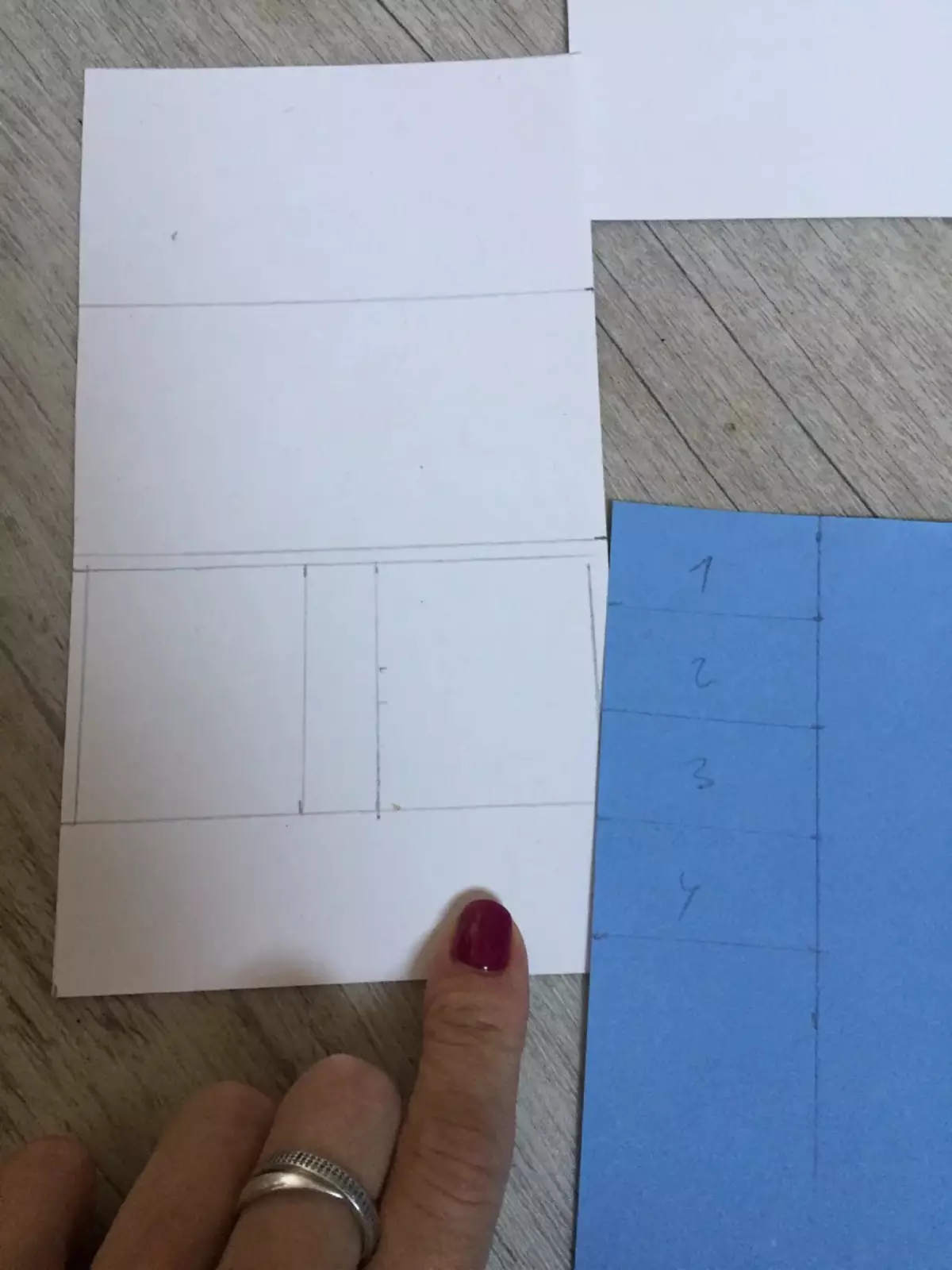 Poskaart aan die Onderwysersdag met jou eie hande (69 foto's): Hoe om pragtige en ligte groetekaartjies uit papier en ander materiale te maak? 26487_55