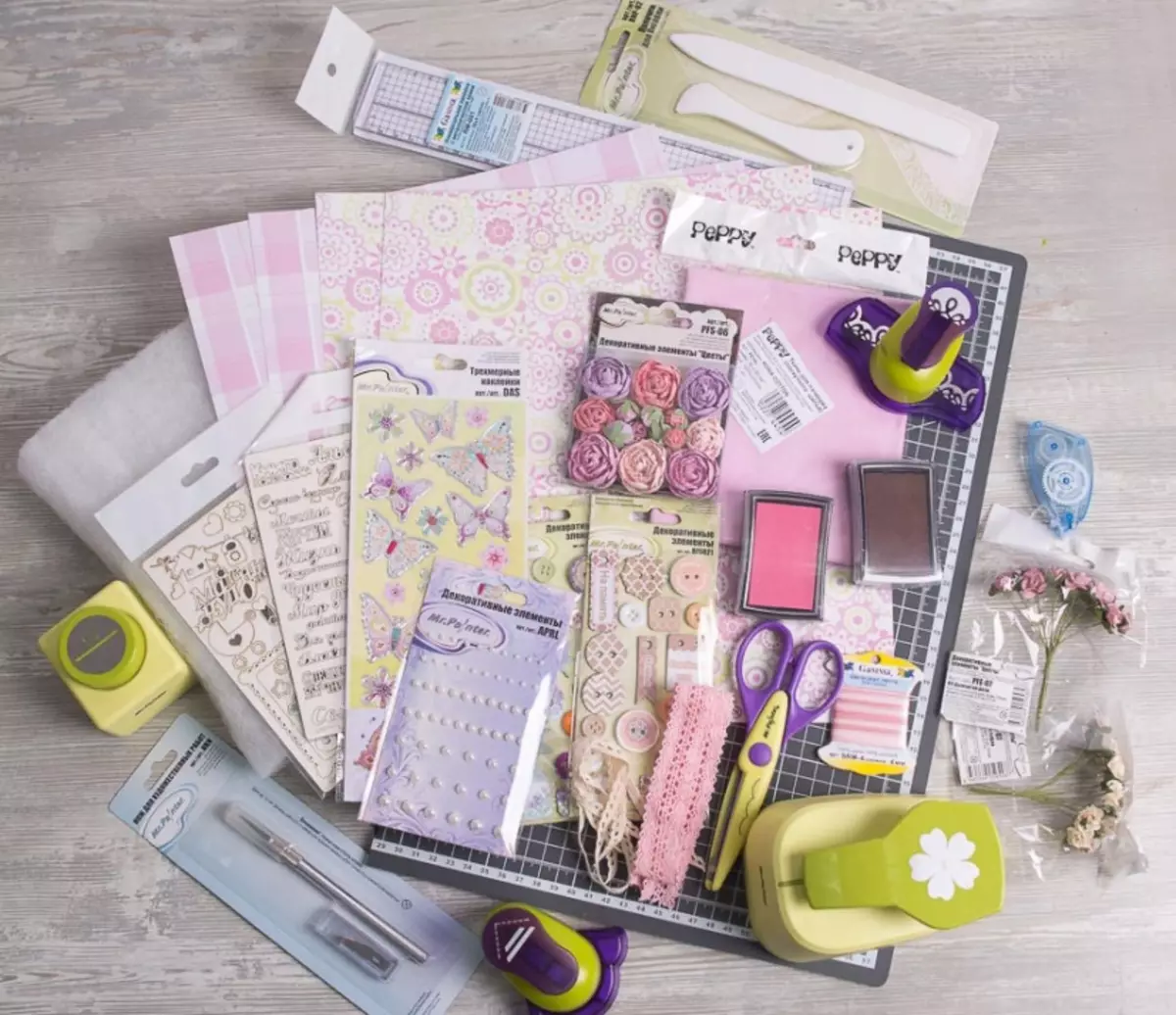 Ansichtkaartfrou foar in jierdei mei jo eigen hannen: prachtige opsjes út in bern, scrapbooking en ienfâldige selsmakke papier postkaarten 26489_36