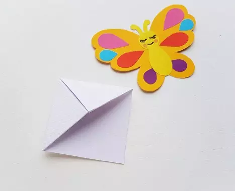 Bookmarks - Corners: Bagaimana untuk membuat penanda buku-origami dari kertas untuk buku dengan tangan anda sendiri secara berperingkat? Sudut segitiga dan penanda buku lain, skim pembuatan 26493_26