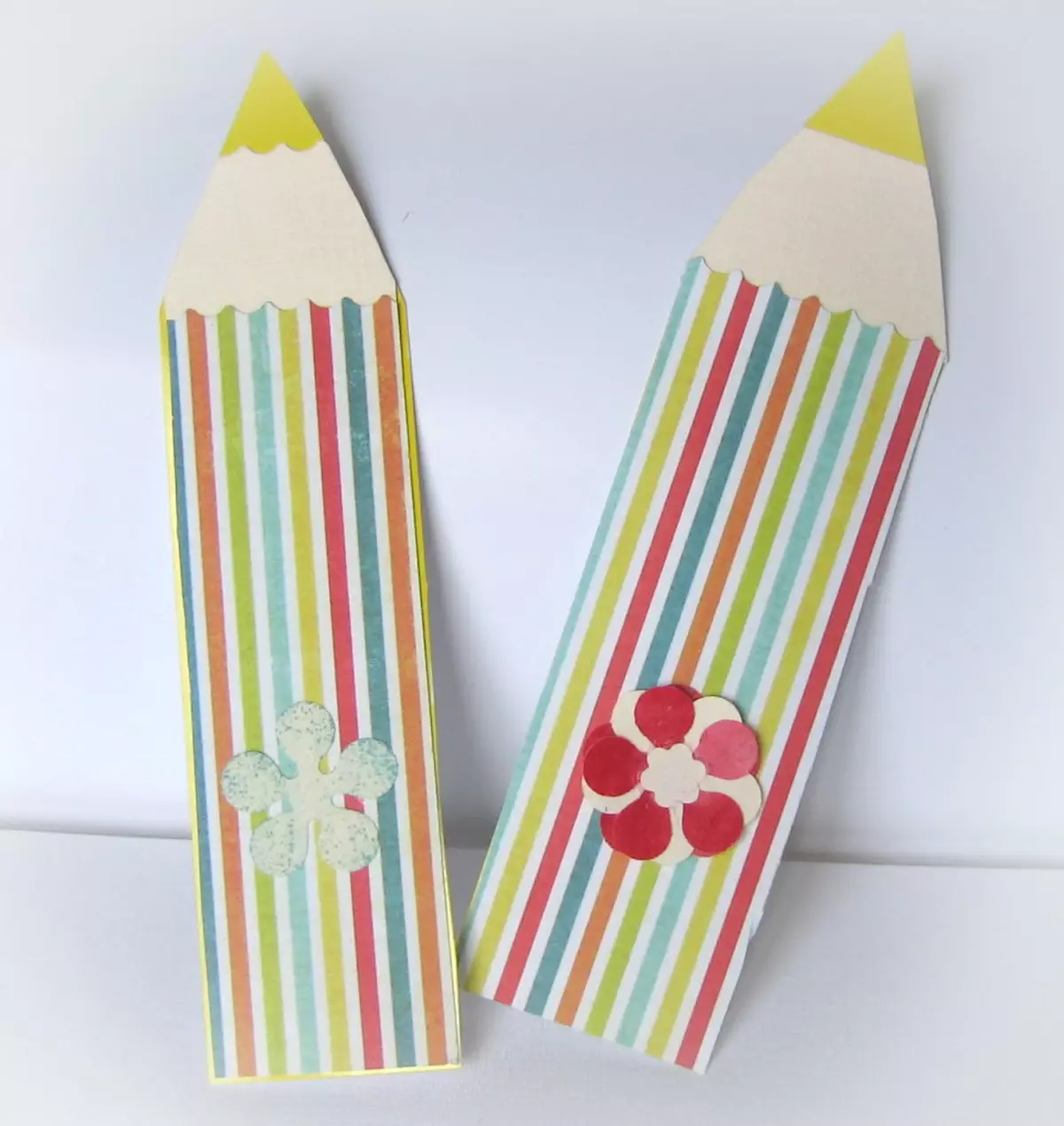 Bookmark-creion: Origami-marcaje din hârtie colorată și aplicații. Cum să le facă pentru cărți pas cu pas Fă-ți singur în conformitate cu schema? 26496_10