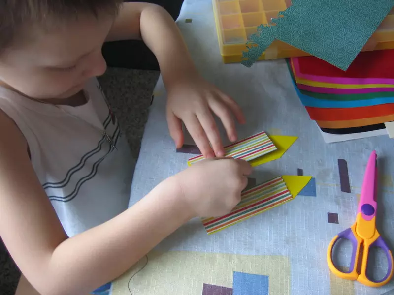 Bookmark-pencil: Origami-tetenger digawe saka kertas lan appliqué. Kepiye cara kanggo nggawe buku langkah langkah-langkah dhewe miturut rencana kasebut? 26496_6