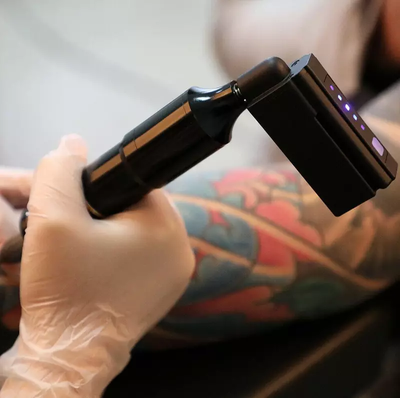 Macchina del tatuaggio (55 foto): selezione per principianti. Macchine wireless per tatuaggi e altri, cavo a clip per loro e pedali. Come funzionano? I migliori modelli per principianti 264_7