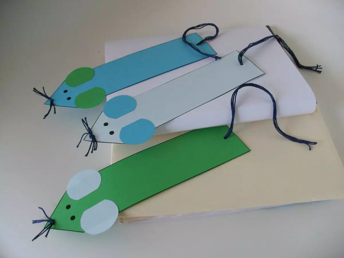 Boekmerke gemaak van karton: modelle met gekleurde papier vir boeke (handboeke) in die 2de klas, ander opsies. Hoe om hul eie hande 'n eenvoudige boekmerk maak? 26501_11