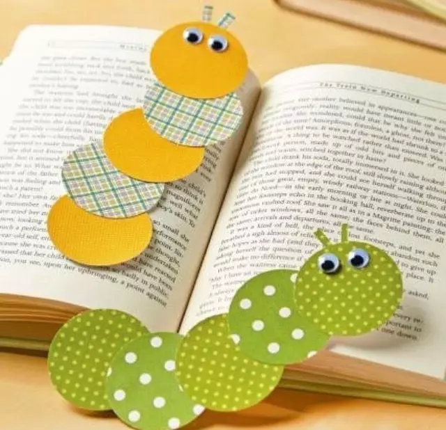 Bookmarks nga kartoni: Modele me letër me ngjyrë për libra (tekstet shkollore) në klasën e 2, opsionet e tjera. Si e bëni një bookmark të thjeshtë? 26501_26