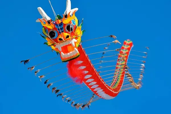 Aerial snakes (52 photos): from paper and fabric. How to tie a fishing line? In the form of a crow and dragon, boxes and others. What does it look like? 26514_41