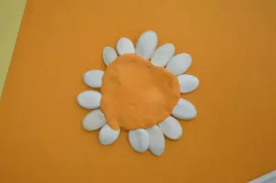 Kembang sunflower tina plastik: karajinan sareng siki pikeun barudak, modél kembang matahari sederhana kalayan panangan sorangan 26535_13
