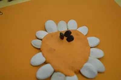 Girasole dalla plastilina: artigianato con semi per bambini, modellando il semplice girasole con le loro mani 26535_14