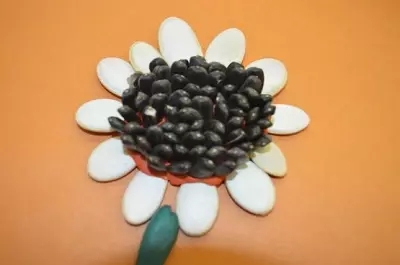 Kembang sunflower tina plastik: karajinan sareng siki pikeun barudak, modél kembang matahari sederhana kalayan panangan sorangan 26535_15