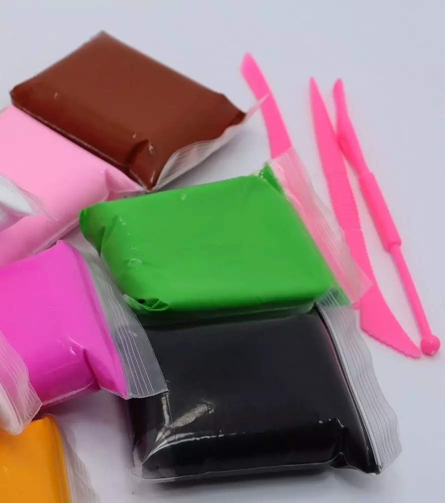 עגילי פלסטיק קל: איך להכין עגילים עוגות עם הידיים שלך? רעיונות של עגילי פלסטיק תוצרת בית יפה 26537_6