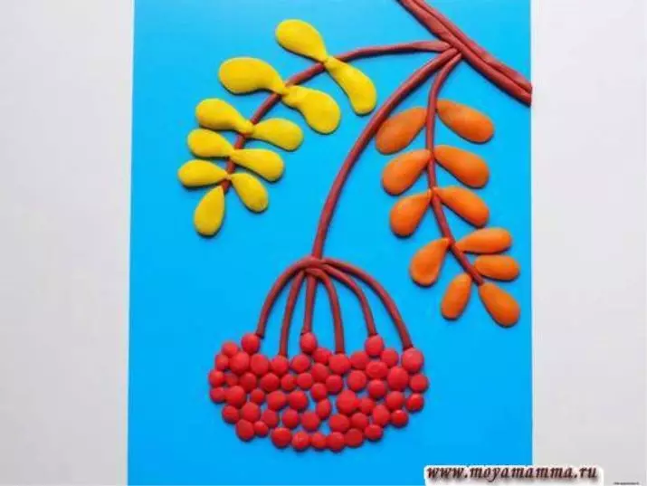 Rowan from plasticine (31 photos): Improke branches on cardboard. How to make a bulk bunch with your own hands? How to make red rowan in a vase for children? 26540_11