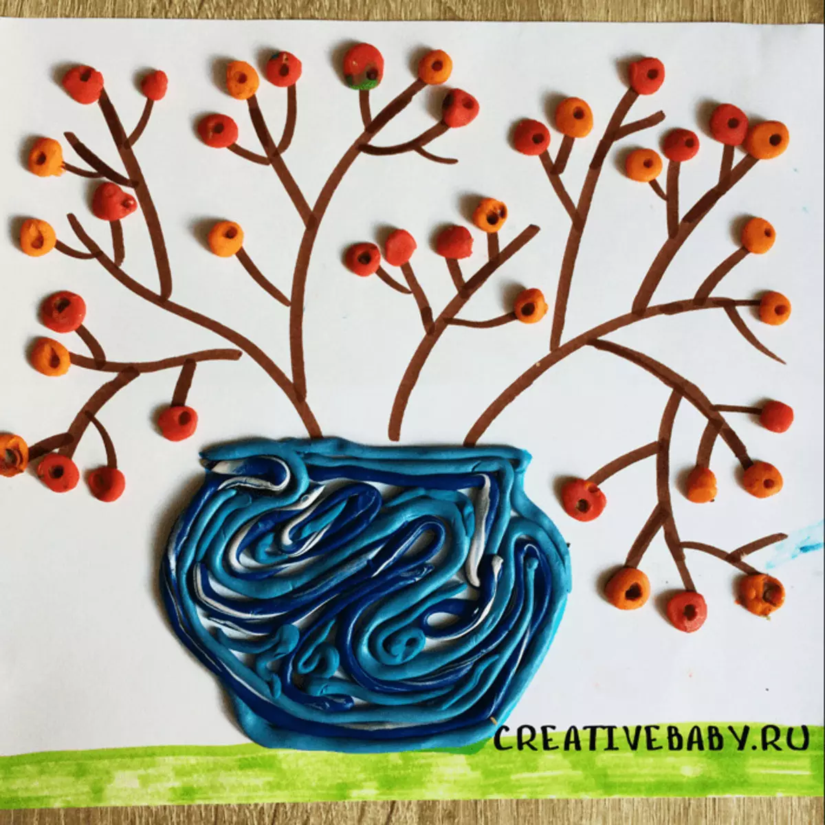 Rowan از Plasticine (31 عکس): شاخه های بهبود یافته بر روی کارتن. چگونه یک دسته بزرگ را با دستان خود بسازید؟ چگونه می توان قرمز را در گلدان برای کودکان بسازید؟ 26540_30