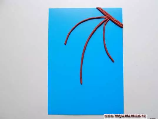 Rowan از Plasticine (31 عکس): شاخه های بهبود یافته بر روی کارتن. چگونه یک دسته بزرگ را با دستان خود بسازید؟ چگونه می توان قرمز را در گلدان برای کودکان بسازید؟ 26540_6