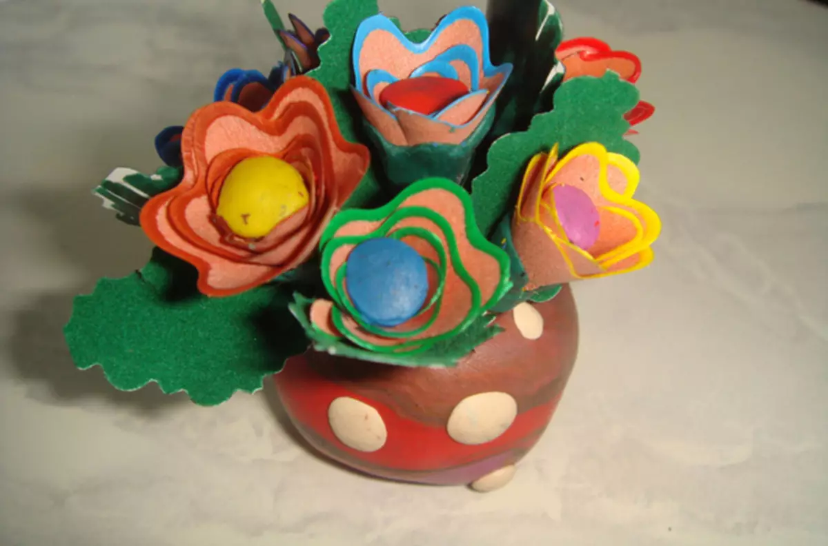 Лепить вазу. Цветы из пластилина. Ваза с цветами из пластилина. Поделка из пластилина ваза с цветами. Лепка из пластилина ваза с цветами.