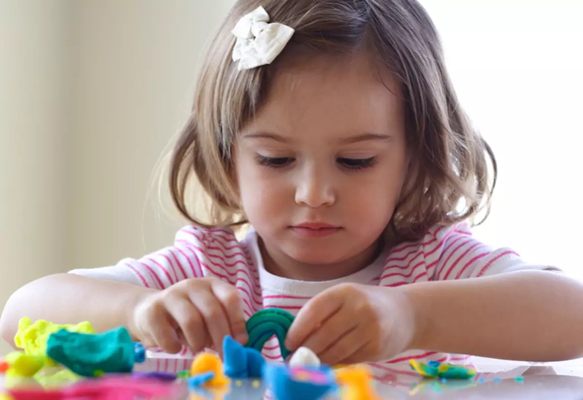 Plastmudel lastele: Crafts lastele 1, 2 ja 3 aastat. Kuidas teha lihtsaid näitajaid väikseima? Samm-sammult kirjeldus 26550_8